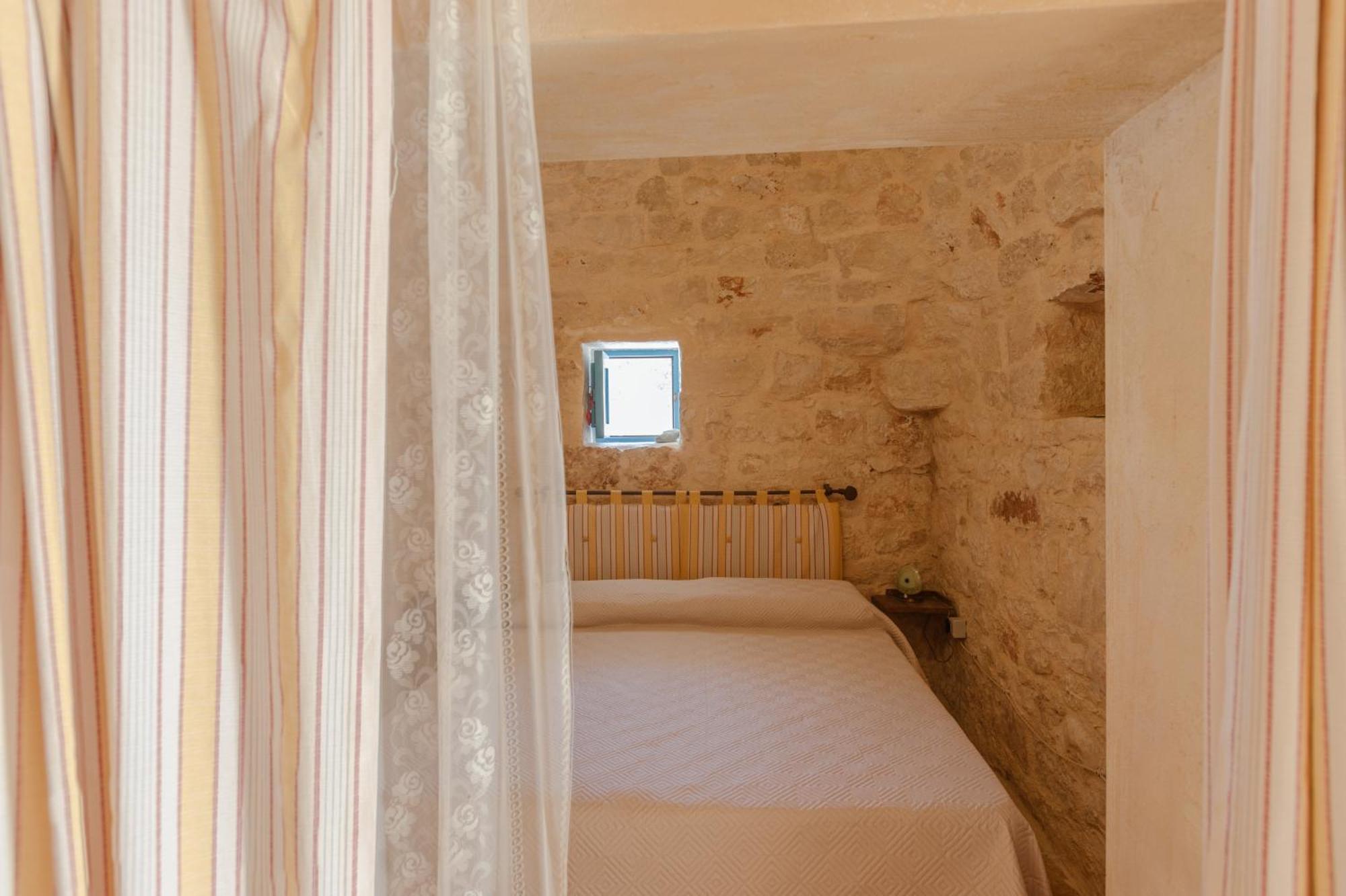 Appartamento Trullo Tarantini con piscina privata Latiano Esterno foto
